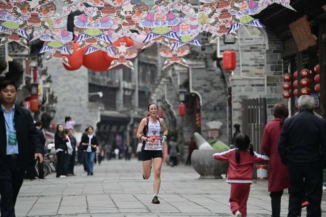 来袭国内外精英选手在漫川古镇交流体验尊龙凯时网2024世界定向排位赛山阳(图10)